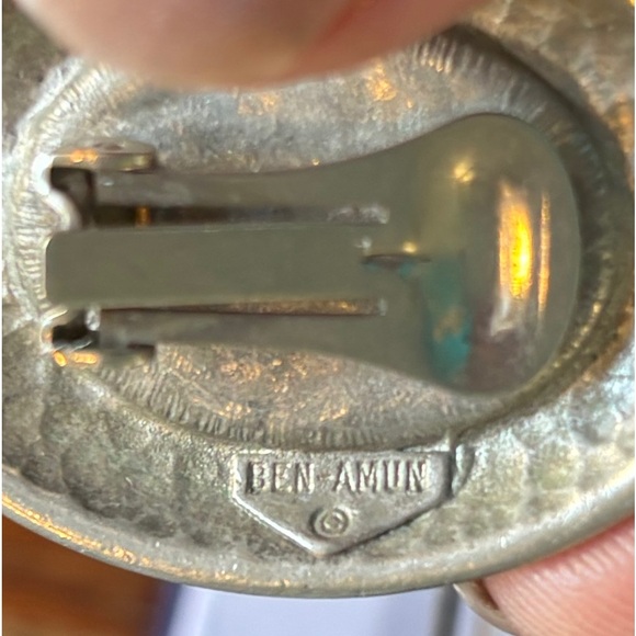 vintage signed Ben Amun pewter with cream paste stone clip earrings - Picture 3 of 3